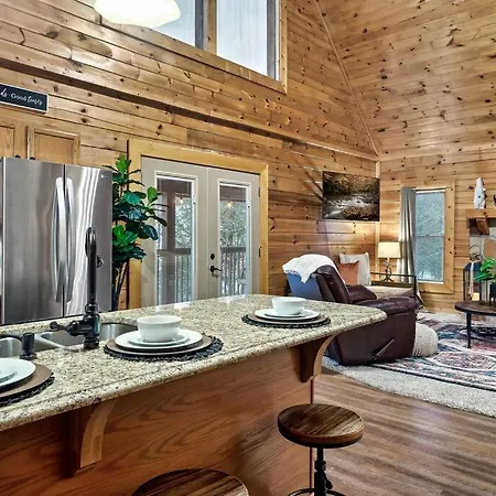 Cabin With New Hot Tub, Near Dollywood .2Bd.2Ba.Sleeps6.Bbq